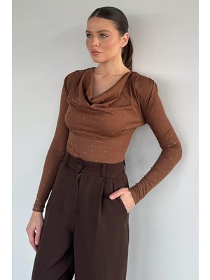 Gülseli Omuz Vatkalı Degaje Yaka Taşlı Bluz P-00019761