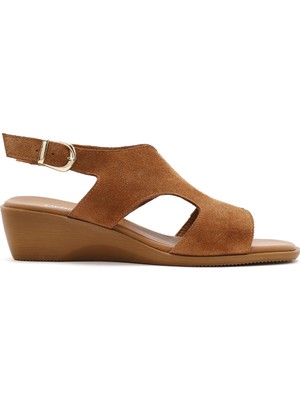 Derimod Kadın Taba Tokalı Dolgu Topuklu Süet Deri Sandalet 26SFD151810