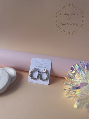 Muun Store Burgu Küpe – Sevgililer Günü Için Zarif ve Modern Tasarım