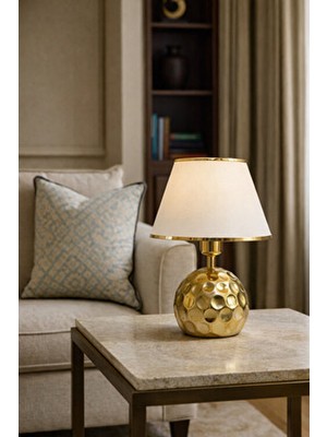 Evlight Elara Gold Krem Kumaş Başlıklı Abajur Modern Metal Ayak ile Şık Görünüm Sunuyor