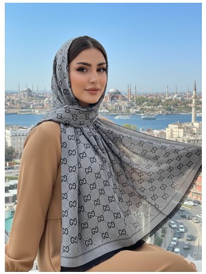 Gri Renkli Çift Taraflı G Desen Şal Pamuk Kumaş Özellikleri ile Şıklık Sunar