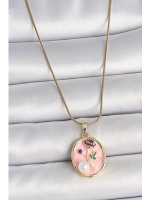 Belle Fusion Mey Ithalat® 316L Çelik Gold Renk Zincir Pembe Çiçek Işlemeli Inci Detay Portre Model Kadın Kolye