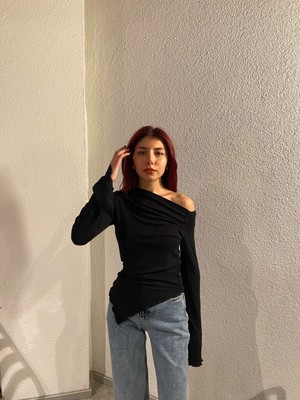 Lustrin Kol ve Omuz Detaylı Bluz