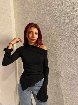 Lustrin Kol ve Omuz Detaylı Bluz
