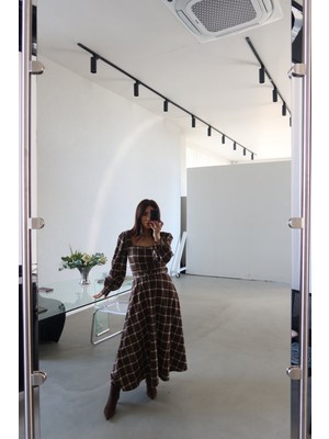 Özge Özgenç Kare Yaka Ekoseli Maxi Elbise