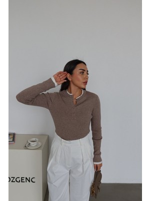 Özge Özgenç Yakası ve Kolları Parça Detaylı Düğmeli Kazak