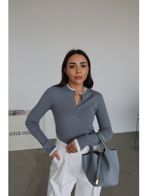 Özge Özgenç Yakası ve Kolları Parça Detaylı Düğmeli Kazak