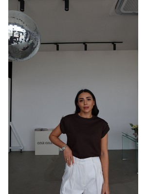 Özge Özgenç T Kol Omuzları Aksesuarlı Bluz