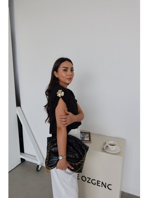 Özge Özgenç T Kol Omuzları Aksesuarlı Bluz