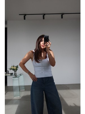 Özge Özgenç Kendinden Fitilli Askılı Atlet