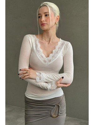 Madmext Beyaz V Yaka Dantelli Transparan Kadın Bluz MG2662