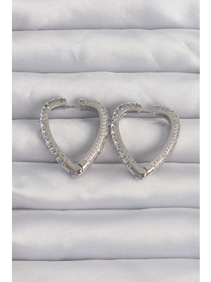 İsmiyle Al Pirinç Gümüş Renk Zirkon Taşlı Motifli Kalp Küpe