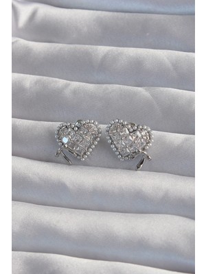 İsmiyle Al Pirinç Gümüş Renk Fiyonk Detay Incili Zirkon Taşlı Kalp Küpe