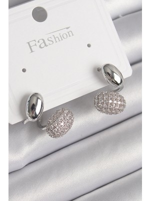 İsmiyle Al Pirinç Gümüş Renk Zirkon Taşlı Bombeli Model Kadın Küpe