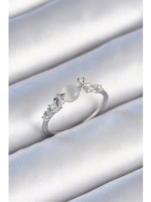 İsmiyle Al Pirinç Gümüş Renk Zirkon Taşlı Beyaz Mineli Kelebek Detay Kadın Yüzük