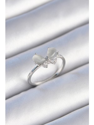 İsmiyle Al Pirinç Gümüş Renk Zirkon Taşlı Beyaz Mineli Kelebek Model Kadın Yüzük