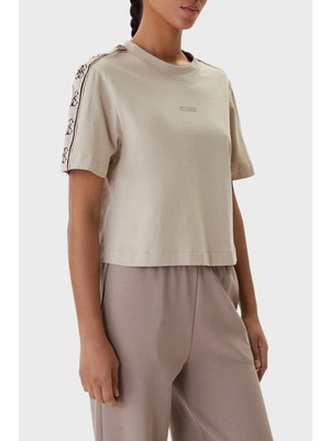 Guess Britney Pamuklu Boxy Fit Bisiklet Yaka T Shirt V3RI08I3Z14 Bayan T Shirt V3RI08 I3Z14 G1CA