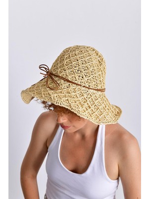 Doğal Tonlarda Geniş Kenarlı Rafya Şapka