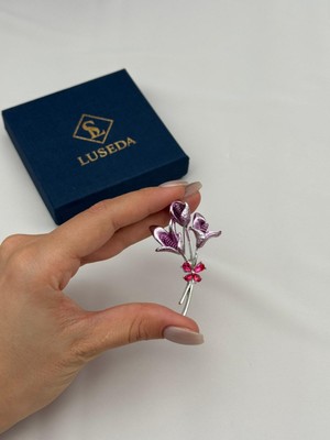 Luseda İthal Lila Çiçek Detaylı Taşlı Broş