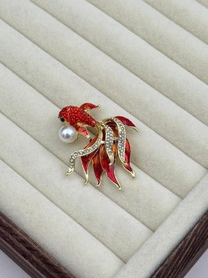 Luseda İthal İnci Detaylı Kırmızı Balık Broş