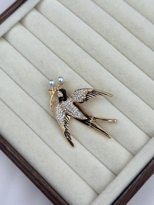 Luseda İthal İnci Detaylı Uçan Kuş Broş