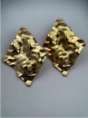 Luseda Gold Renk Heykelsi Form Kararmaz Çelik Küpe