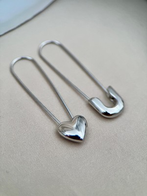 Luseda Çatal İğne ve Kalp Detaylı Gümüş Renk Küpe