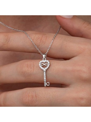 Şems Kamer Sonsuzluk Detaylı Kalpli Anahtar Gümüş Kolye