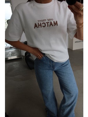 Özge Özgenç One More Matcha Yazılı Tişört