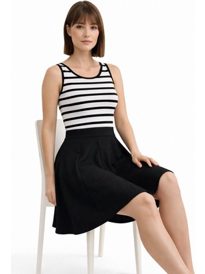 Kadın Siyah Sekiz Parça Dokuma Kumaş Diz Üstü Kloş Etek