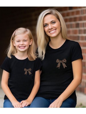 Aselinda Leoparlı Fiyonk Baskılı Pamuklu Yuvarlak Yaka Tişört