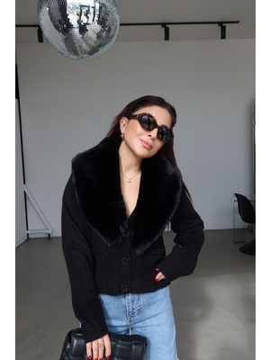 Özge Özgenç Yakası Kürklü Düğmeli Triko Hırka