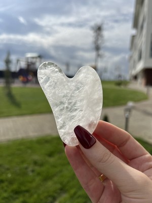 Normadia Doğal Kristal Kuvars Gua Sha Yüz Masaj Taşı, Kalp Kesim, Şifa ve Güzellik
