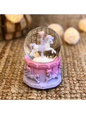 NW NessiWorld Pilli Işıklı Müzikli Kar Küresi–at Figürlü Eğlenceli Masaüstü Biblo, LED Aydınlatmalı Dekoratif Hediyelik Kar Küresi