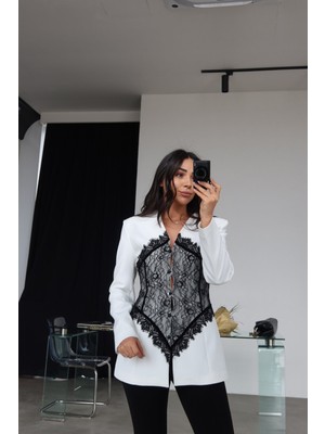 Özge Özgenç Güpür Detaylı Tasarım Ceket