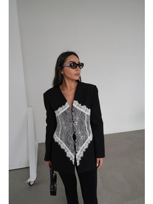 Özge Özgenç Güpür Detaylı Tasarım Ceket