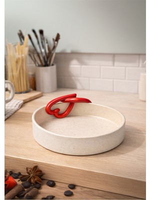 BRANDSMITHS El Yapımı Seramik Tabak – Kalp Formlu Tutma Detayı