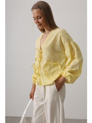 Adisia Kalp Detaylı Bağlamalı Brode Bluz - Sarı