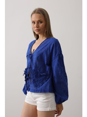 Adisia Kalp Detaylı Bağlamalı Brode Bluz - Saks