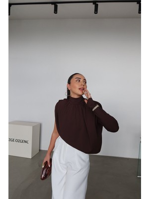 Özge Özgenç Vatkalı Asimetrik Kesim Tek Kol Bluz