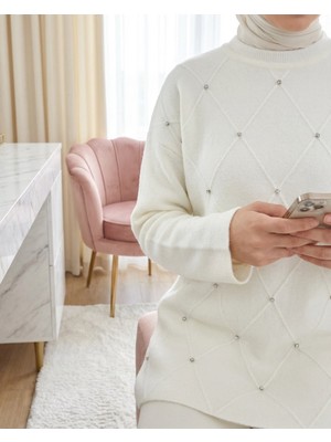 Modamorfo Taş Detaylı Baklava Desen Sakallı Triko Tunik -Beyaz