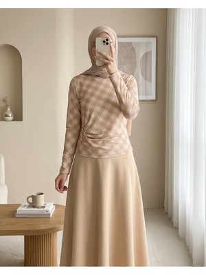 Modamorfo Yanı Tokalı Ekose Desenli Bluz -Bej