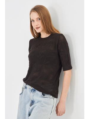 Irmak Kerekli Kadın Yumuşak Dokulu Gül Desenli Dantel Örgü Bisiklet Yaka Ense Düğmeli Kısa Kollu Triko Bluz 14830 Kahverengi