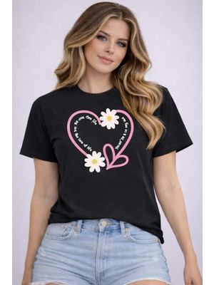 herkesemoda Kalp ve Papatya  Baskı Detaylı Basic T-Shirt