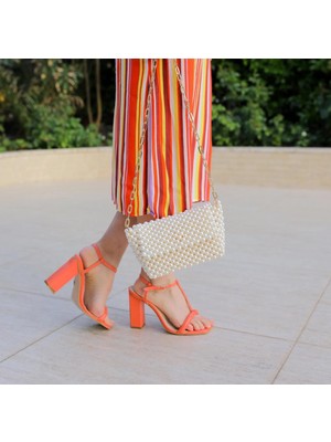 Indispensablely Uzun Zi̇nci̇r Kollu Kapakli Inci̇ Çanta Beyaz