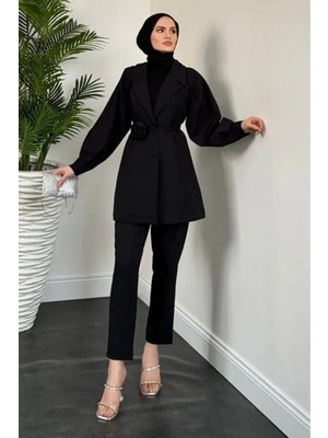 Tesettür Diyarı Kuşağı Gül Detaylı Krep Kumaş Pantolonlu Takım- Siyah