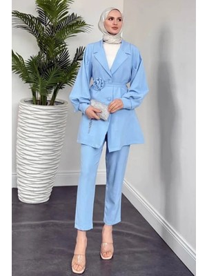 Tesettür Diyarı Kuşağı Gül Detaylı Krep Kumaş Pantolonlu Takım- Bebe Mavisi
