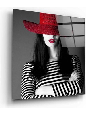 Beta Moda Hub Kırmızı Şapkalı ve Kırmızı Rujlu Kadın Cam Tablo