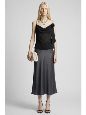 Rays Siyah Askılı Yaka Gül Detay Bluz 251221