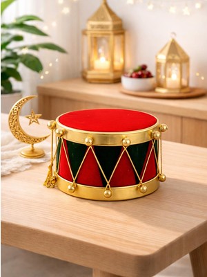 Parti Adresi Ramazan Davulu Dekoratif Masa Süsü – Kırmızı Yeşil Altın Detaylı 16 cm